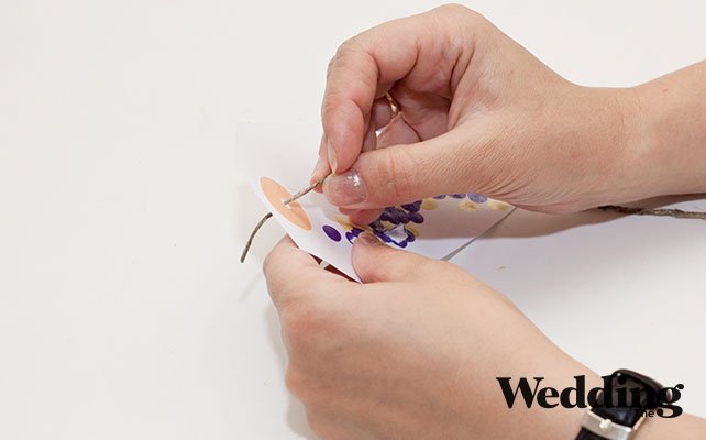 Как сделать рассадочные карточки в виде бирок с именами гостей, вставить бечёвку в отверстие