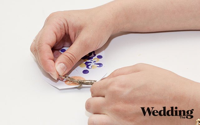 Как сделать рассадочные карточки в виде бирок с именами гостей, вставить бечёвку в отверстие