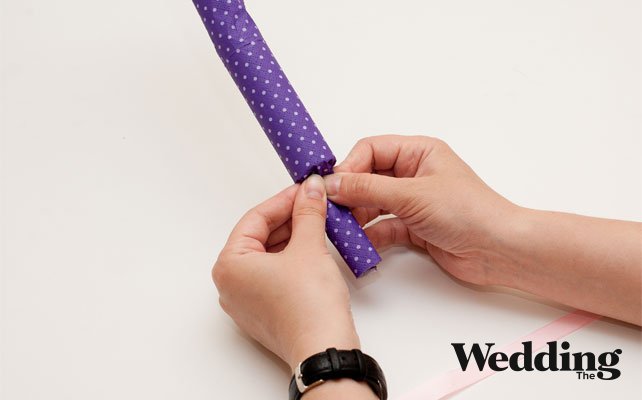 кончики салфетки собрать и завязать лентой