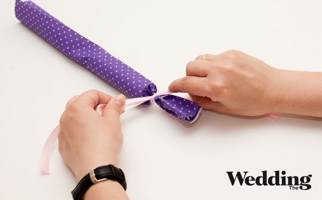 кончики салфетки собрать и завязать лентой