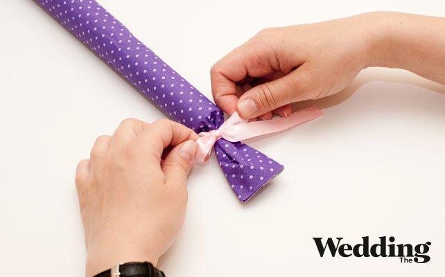 кончики салфетки собрать и завязать лентой