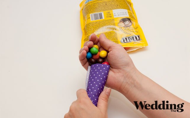 насыпать конфетки