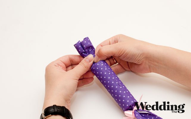 завязать лентой кончики салфетки