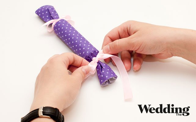 завязать лентой кончики салфетки