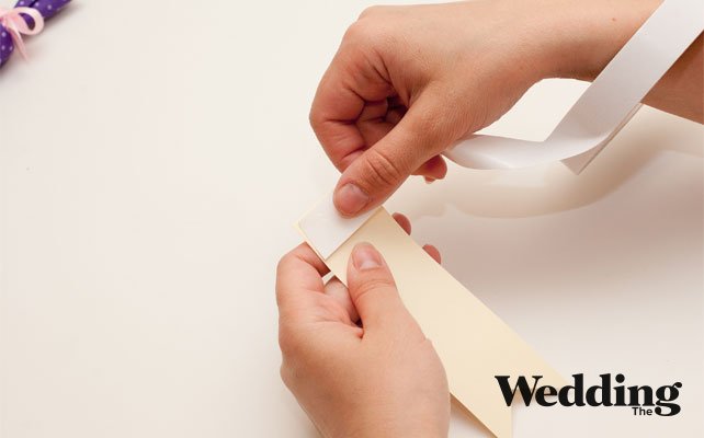 ровный край флажка приклеить к конфете