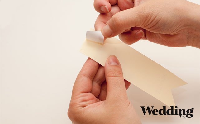 ровный край флажка приклеить к конфете