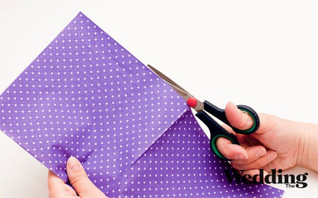 разрезать салфетку пополам