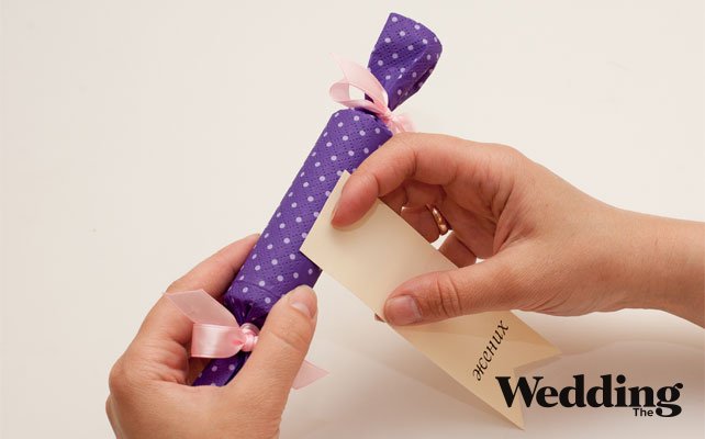 ровный край флажка приклеить к конфете