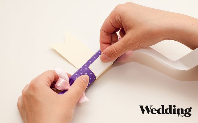 приклеить второй конец флажка к конфете