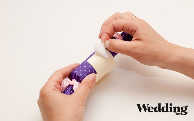 приклеить второй конец флажка к конфете