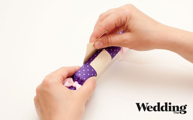 приклеить второй конец флажка к конфете