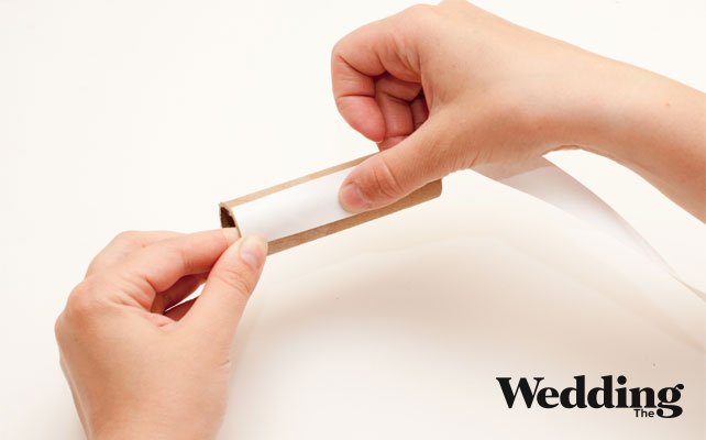 приклеить ко втулке полоску двухстороннего скотча