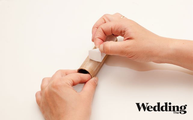 приклеить ко втулке полоску двухстороннего скотча