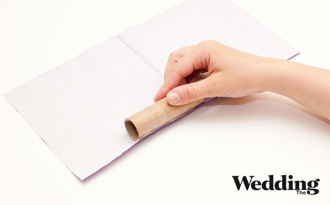 приклеить ко втулке край салфетки