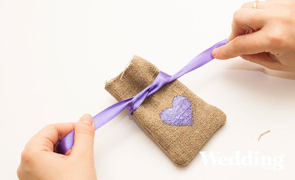 бонбоньерка из мешковины в рустикальном стиле