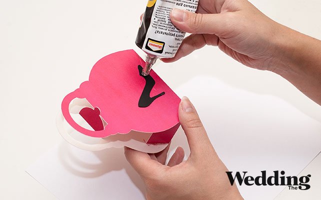 Как сделать бонбоньерку на девичник, нанести слой клея на туфельку