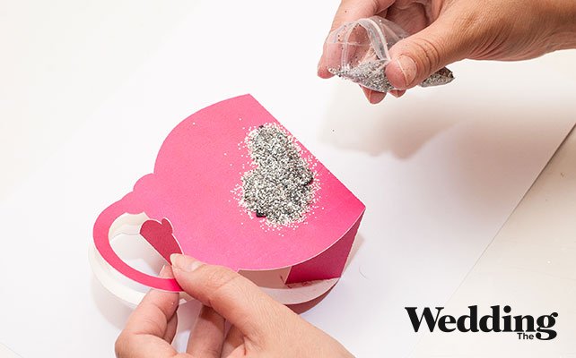 Как сделать бонбоньерку на девичник, посыпать бонбоньерку блёстками