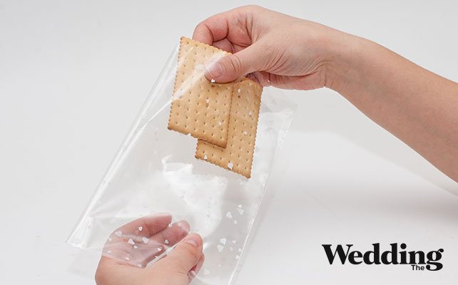 Как сделать бонбоньерки с ушками Микки Мауса, сложить печенье в пакетики