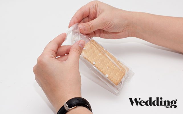 Как сделать бонбоньерки с ушками Микки Мауса, сложить печенье в пакетики