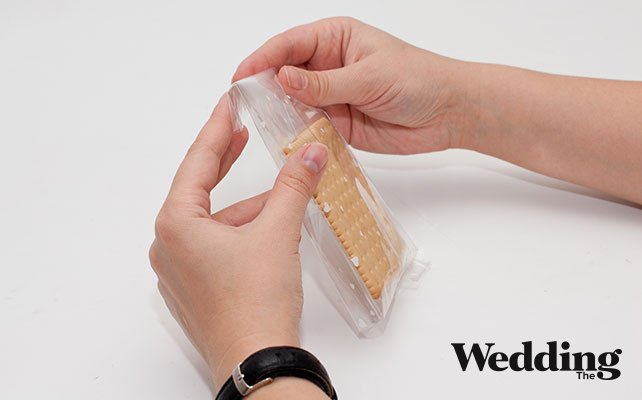 Как сделать бонбоньерки с ушками Микки Мауса, сложить печенье в пакетики