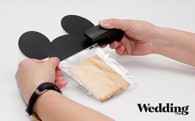 Как сделать бонбоньерки с ушками Микки Мауса, закрепить верх пакетика между ушками 