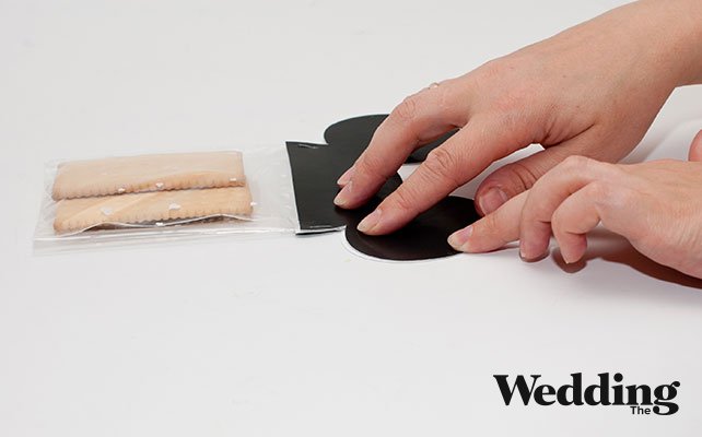 Как сделать бонбоньерки с ушками Микки Мауса, склеить ушки