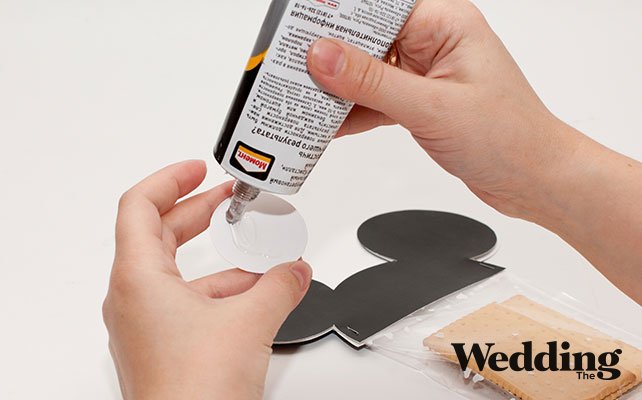 Как сделать бонбоньерки с ушками Микки Мауса, приклеить бирку 