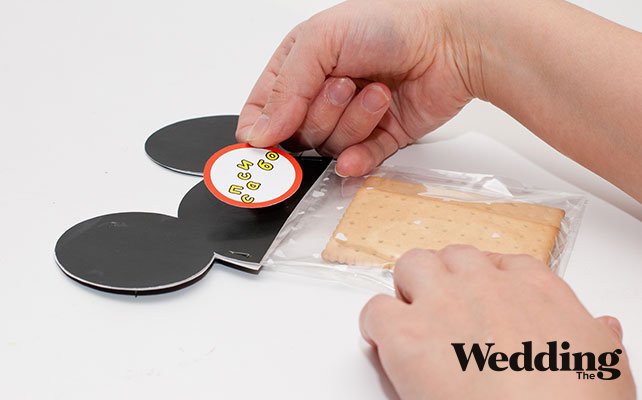 Как сделать бонбоньерки с ушками Микки Мауса, приклеить бирку 