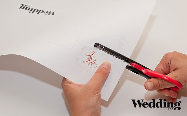 Как сделать милые бонбоньерки-пакетики, вырезать квадратик с вензелем молодожёнов