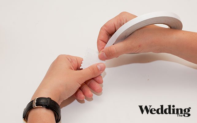 Как сделать милые бонбоньерки-пакетики, приклеить квадратик с вензелем молодожёнов