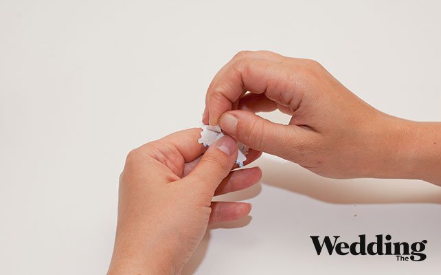 Как сделать милые бонбоньерки-пакетики, приклеить квадратик с вензелем молодожёнов