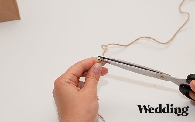 Как сделать милые бонбоньерки-пакетики, отрезать кусок бечёвки