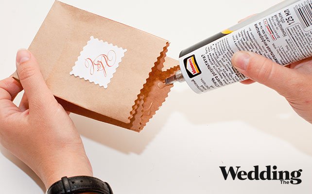 Как сделать милые бонбоньерки-пакетики, приклеить ручки из бечёвки к пакетику