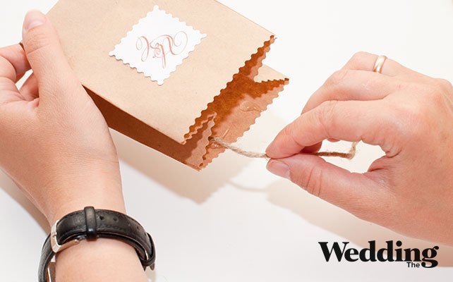 Как сделать милые бонбоньерки-пакетики, приклеить ручки из бечёвки к пакетику