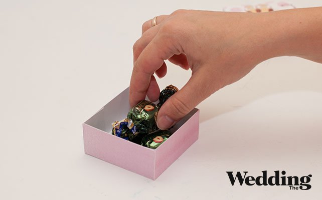 Как сделать чудесные бонбоньерки с совами, наполнить бонбоньерку конфетами и закрыть