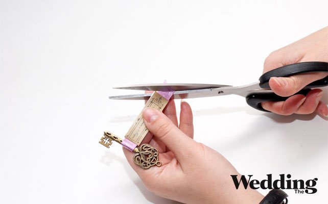 как сделать бонбоньерку-ключик, подрезать ленточку