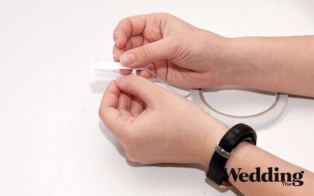 как сделать бонбоньерку-ключик, приклеить двухсторонний скотч к обратной стороне шаблона