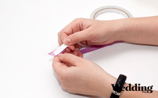 как сделать бонбоньерку-ключик, наклеить полоску двухстороннего скотча на атласную ленту