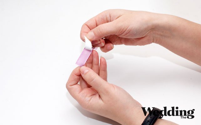 как сделать бонбоньерку-ключик, приклеить ленту к ключику