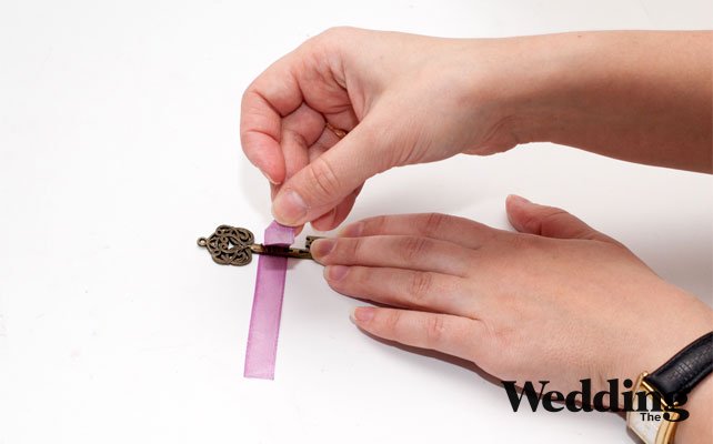 как сделать бонбоньерку-ключик, приклеить ленту к ключику