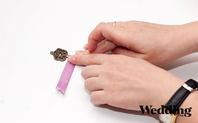 как сделать бонбоньерку-ключик, приклеить ленту к ключику