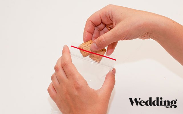 наполнить пакетик угощением