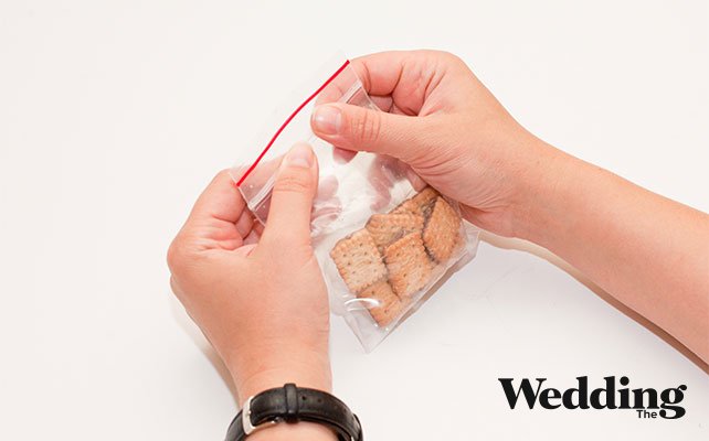 наполнить пакетик угощением