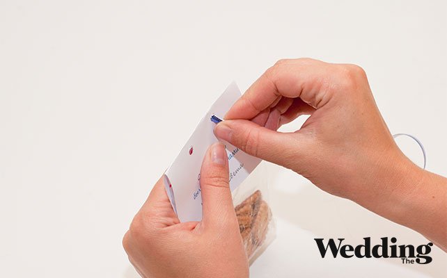 продеть в отверстия ленту