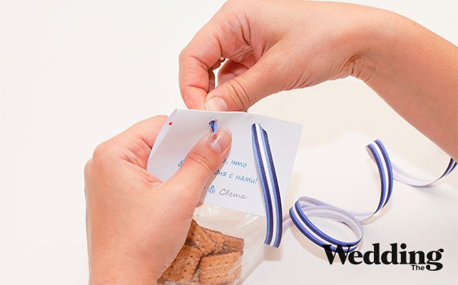 продеть в отверстия ленту