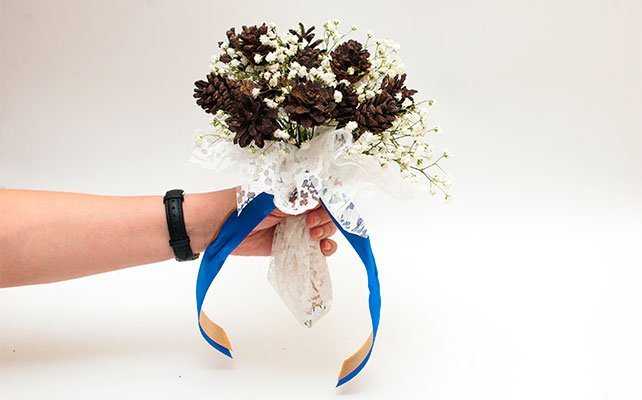 букет невесты из шишек