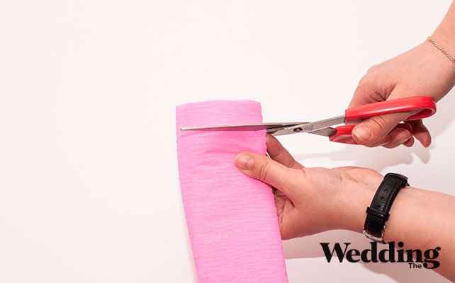 делаем надрезы на гофрированной бумаге