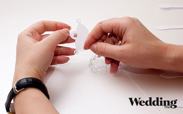 продеть нить с бусинами в отверстие