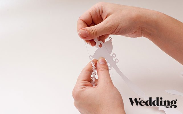 продеть нить с бусинами в отверстие