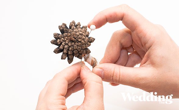 как сделать бутоньерку жениха из шишки